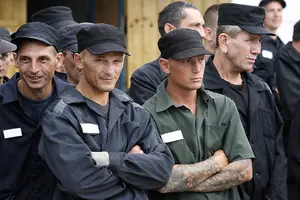 Вагон із в’язнями, за даними джерел, оточили силовики