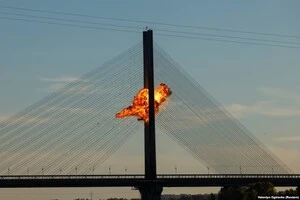 Момент удару російського дрона по мосту в Києві 2 жовтня 2026 року