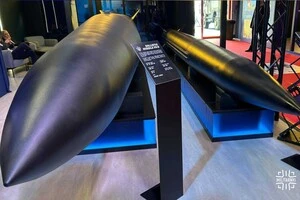 Балістичні ракети FP-7 (праворуч) та FP-9 (ліворуч) під час міжнародної виставки MSPO 2026 у Польщі