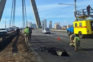 У Києві російський дрон атакував Північний міст, пошкоджено дорожнє полотно