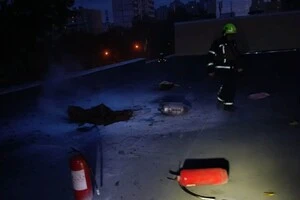 Рятувальники гасять пожежу, спричинену падінням уламків в Оболонському районі столиці