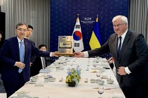 Міністр закордонних справ Південної Кореї Чо Хьон та міністр закордонних справ України Андрій Сибіга