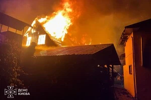 На території приватної садиби спалахнув триповерховий житловий будинок