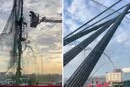 Захист від дронів: комунальники встановлюють захисні сітки на Північному мосту в Києві (відео)