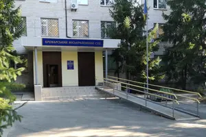 Причиною встановлення особливого режиму роботи стали постійні повітряні тривоги та масовані обстріли Києва і Київської області
