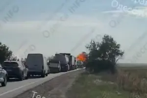 На відео видно, як автомобілі рухаються автодорогою, після чого поблизу колони стається вибух