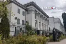 Джунглі, сміття та охорона. Який вигляд має посольство РФ у Києві на п'ятому році великої війни (фото)