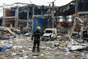 Російська атака пошкодила будівлю у Подільському районі Києва
