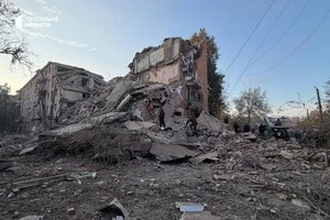 Рятувальники розбирають завали після ракетного удару по Прилуках