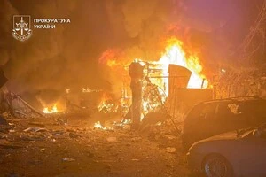 Пожежа після ворожого обстрілу у Києві. 7 жовтня 2026 року