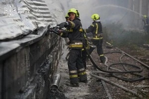 Рятувальники ліквідовують наслідки ворожої атаки на Київ