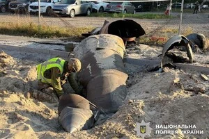 Фахівці вилучають бойову частину ракети