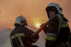 Рятувальники гасять пожежі, що сталися внаслідок атаки російських окупантів на Київщину
