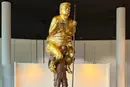 У Європарламенті встановлено позолочену статую голого Трампа (фото)