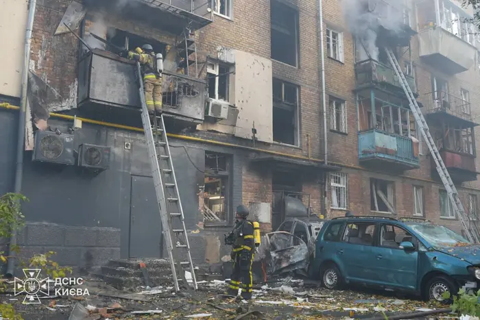 У Солом’янському районі уламки дрона влучили у п'ятиповерховий будинок