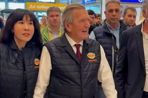 Ексканцлер Німеччини відвідав гіпермаркет у Москві, де нещодавно отримав роботу