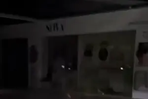 На відео видно, що всередині торгових центрів практично повністю відсутнє освітлення