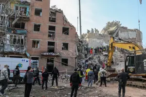Розбір зруйнованого будинку триває вже понад 14 годин
