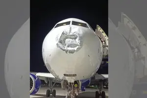 Літак IndiGo після посадки в аеропорту Лакхнау з пошкодженою носовою частиною