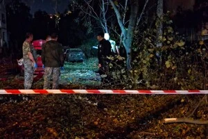 Місце влучання в Оболонського районі столиці огороджено сигнальною стрічкою