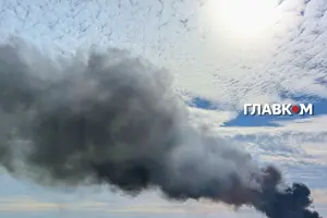 Над місцем влучання видніється дим після дроної атаки
