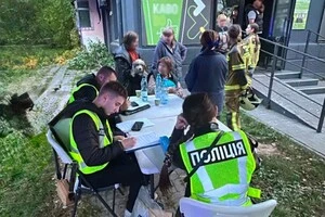 У розгорнутому наметі поліції мешканці пошкоджених будинків можуть одразу подати заяву про руйнування майна