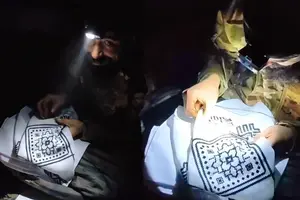 Військовий вишиває хрестиком у вільний час від служби 