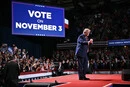 Президент США Дональд Трамп танцює під час передвиборчого мітингу у Фрімен Колізеї в Сан-Антоніо, штат Техас, 7 жовтня 2026 року