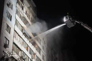 Пожежа у житловому будинку столиці після російської атаки
