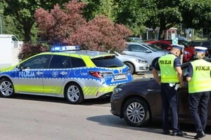 давай тепер реченням: поліція... Поліція встановлює обставини нападу та з’ясовує, що спонукало 15-річного підлітка напасти на працівників школи.