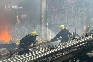 Рятувальники гасять пожежу після атаки дронів
