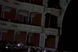 До співу долучалися люди в різних частинах залу, створивши своєрідний імпровізований концерт