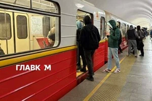 Оперативну інформацію про зміни в роботі метрополітену пасажири можуть отримати з оголошень на станціях, а також на офіційних сторінках КМДА та «Київського метрополітену»  