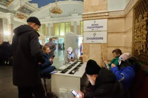 Пункти мають бути оснащені необхідними засобами, щоб люди могли зарядити телефони, павербанки та інші необхідні гаджети