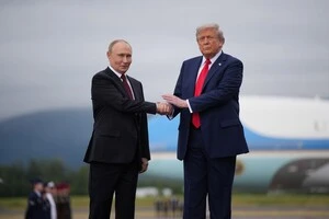 Президент США Трамп і президент Росії Путін під час зустрічі на авіабазі США на Алясці