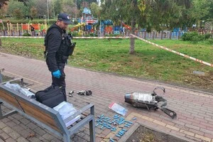 На місці падіння продовжують працювати слідчо-оперативні групи та вибухотехніки поліції 
