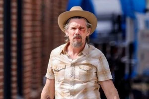Ітан Гоук є головним героєм серіалу «Підноготна»