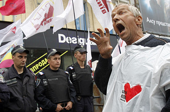 МИД Украины просит мир не давить на суд