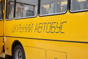 «Двері водій прив’язував мотузком». На Вінниччині діти випали зі шкільного автобуса під час поїздки