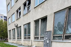 Вибухова хвиля пошкодила скління вікон у приміщенні навчального закладу