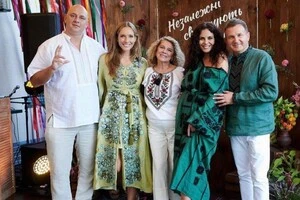Потап, Катерина Осадча, Настя Каменських зі своєї мамою Лідією Каменських та Юрій Гобунов позують на святі 
