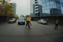 У Києві велосипедист ледь не потрапив під авто, ухиляючись від поліції: призначено перевірку