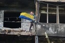 Символ незламності: житель Києва вивісив прапор на балконі понівеченого балістикою будинку