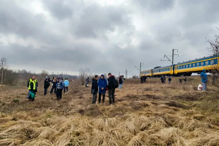 Поїзд «Львів – Чернівці» залишив 25 пасажирів посеред поля після тривоги