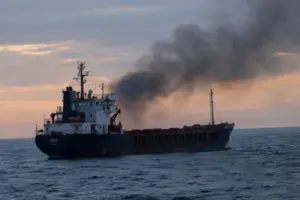 Пошкоджений танкер біля румунського узбережжя Чорного моря