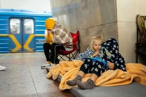 Кияни чекають на закінчення повітряної тривоги у метро