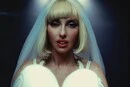 Оля Полякова вийшла на ринг у весільній фаті без спіднього (відео)