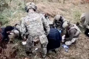 Патрульні надають домедичну допомогу постраждалим унаслідок атаки на Вінницю