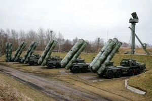 С-400 «Тріумф» – російський зенітний ракетний комплекс великої дальності, призначений для ураження повітряних цілей, зокрема літаків, безпілотників і ракет