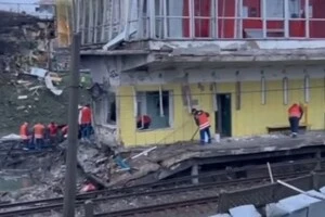 На місці влучання наразі працюють комунальні служби